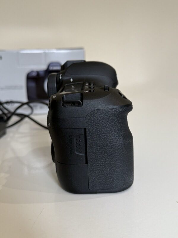 Canon EOS 6D Mark II 26.2MP Digital Camera + EF f/1.8 50mm Lens - Image 9